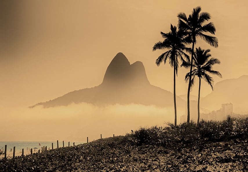 Ipanema em Dia de Névoa by Luiz Bhering